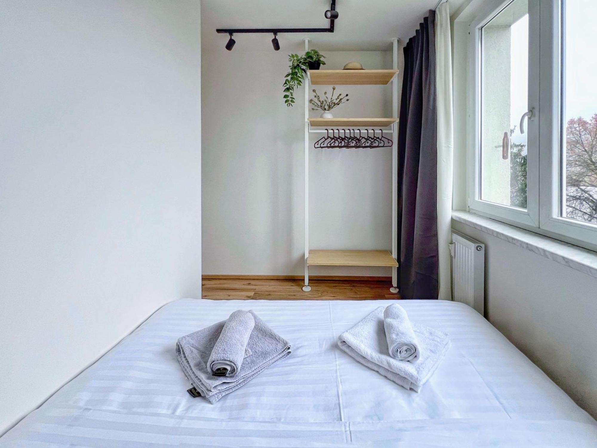 Jana's Wow Apt, 3 Room, Free Parking, 15'airpt, 25'city Prague