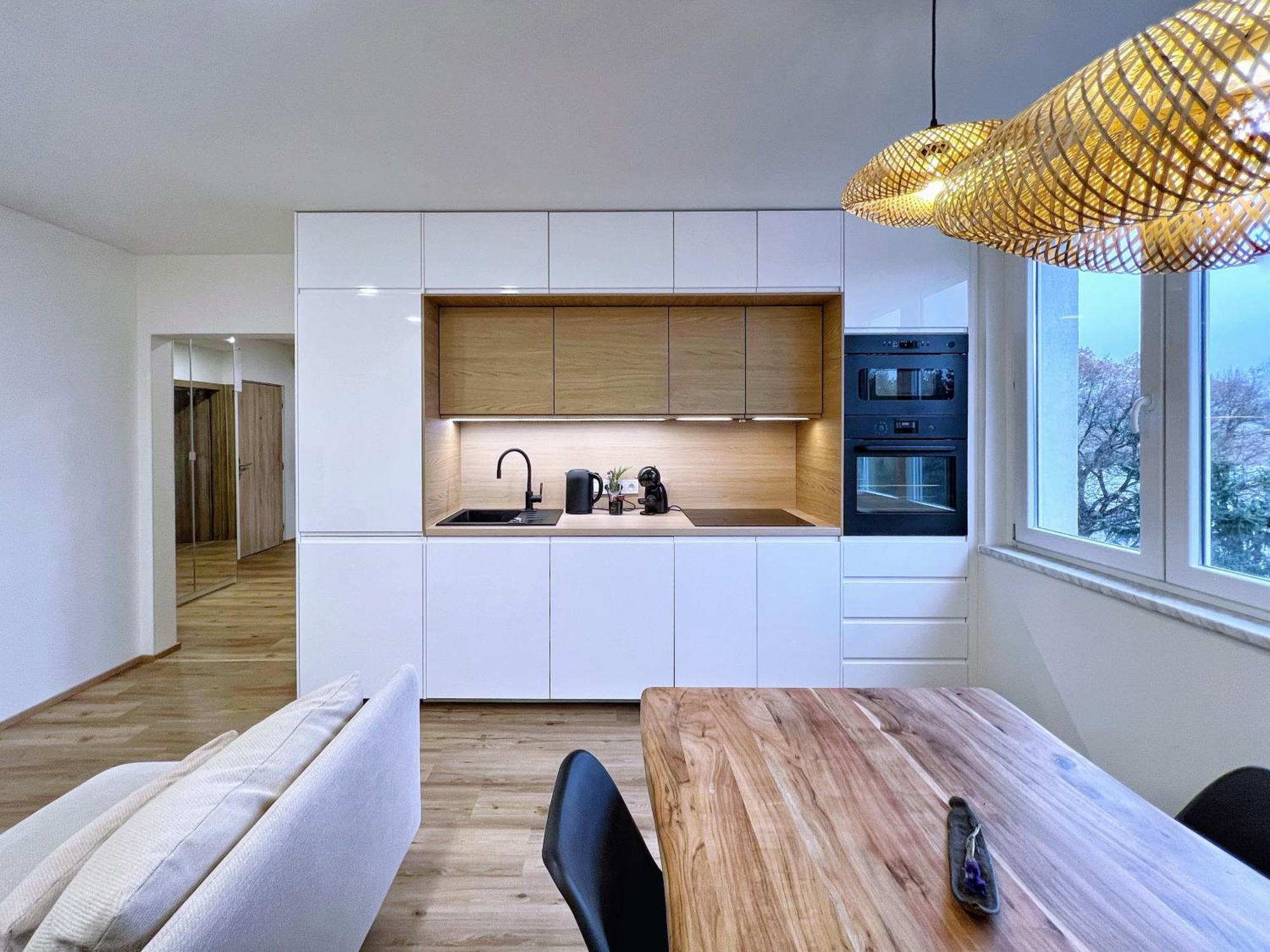Jana's Wow Apt, 3 Room, Free Parking, 15'airpt, 25'city Apartment Prague