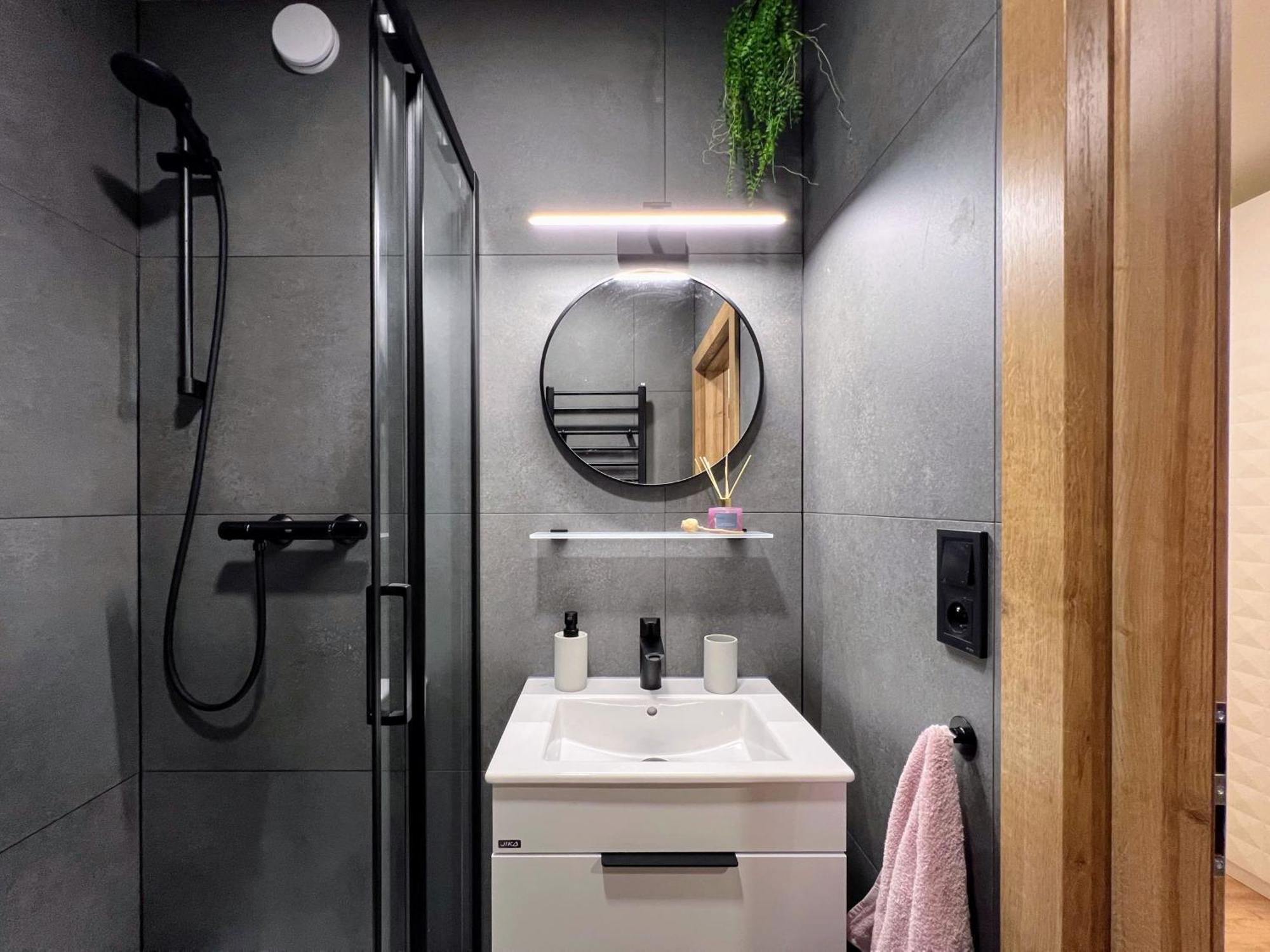 Apartment Jana's Wow Apt, 3 Room, Free Parking, 15'airpt, 25'city Prague