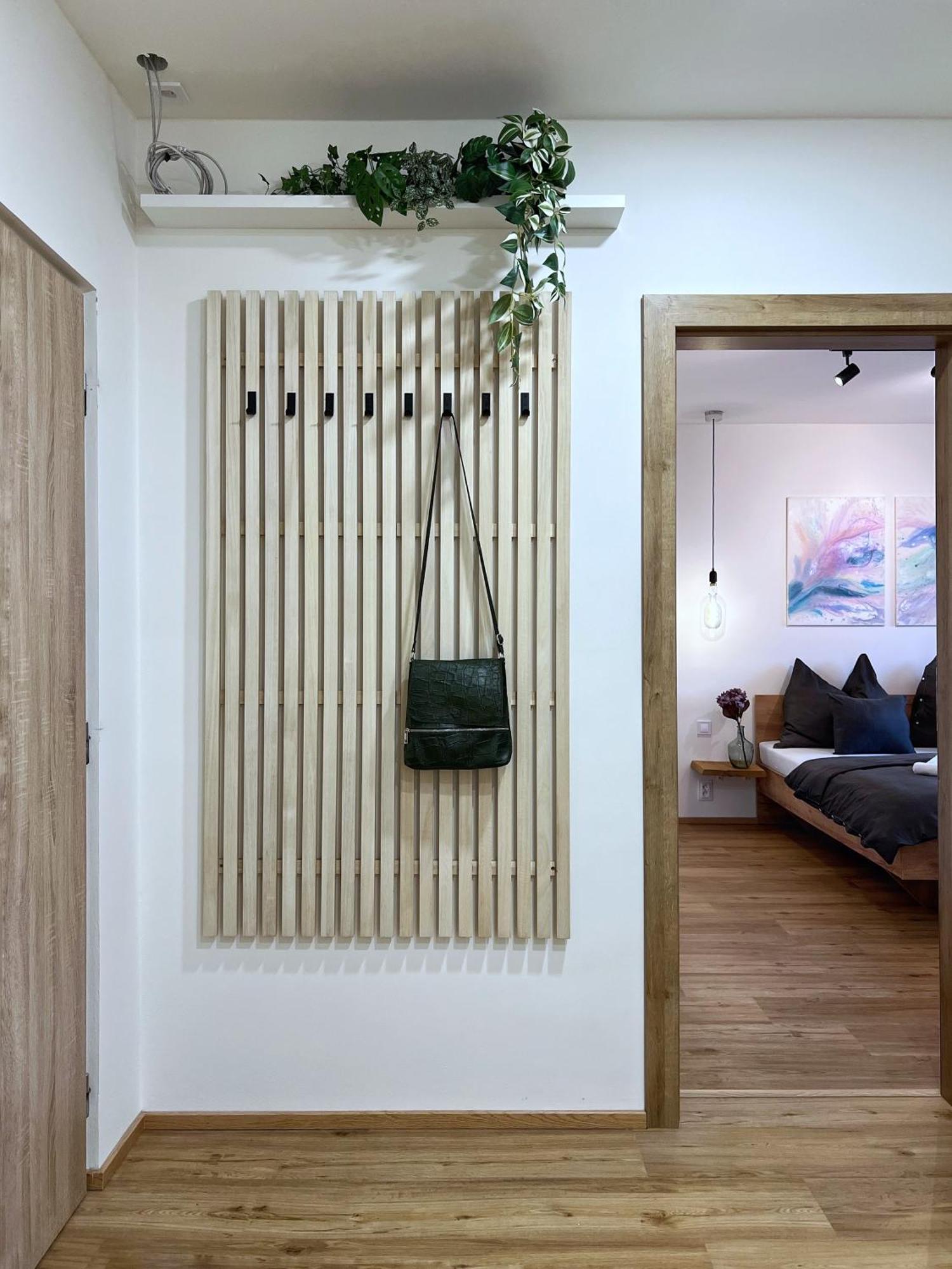 Apartment Jana's Wow Apt, 3 Room, Free Parking, 15'airpt, 25'city Prague