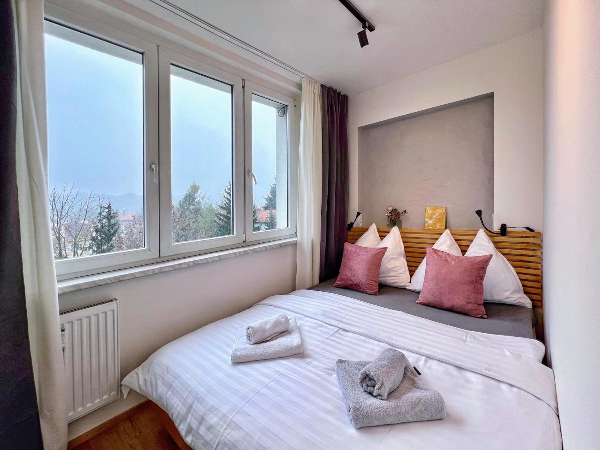 Jana's Wow Apt, 3 Room, Free Parking, 15'airpt, 25'city Apartment