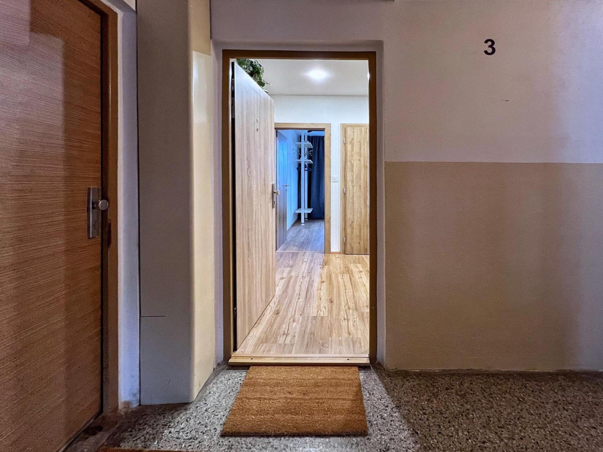 Jana's Wow Apt, 3 Room, Free Parking, 15'airpt, 25'city Apartment *