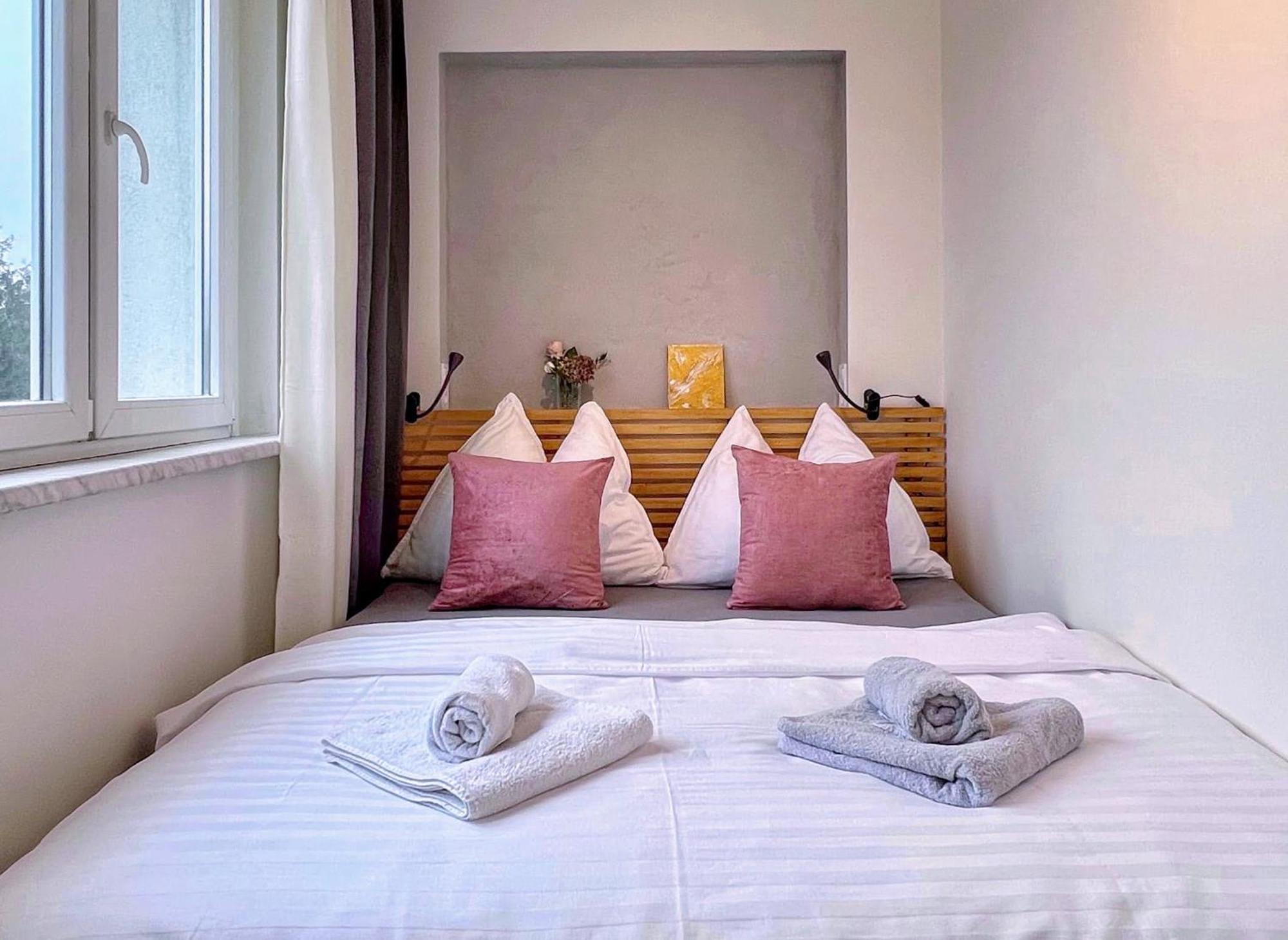 Apartment Jana's Wow Apt, 3 Room, Free Parking, 15'airpt, 25'city