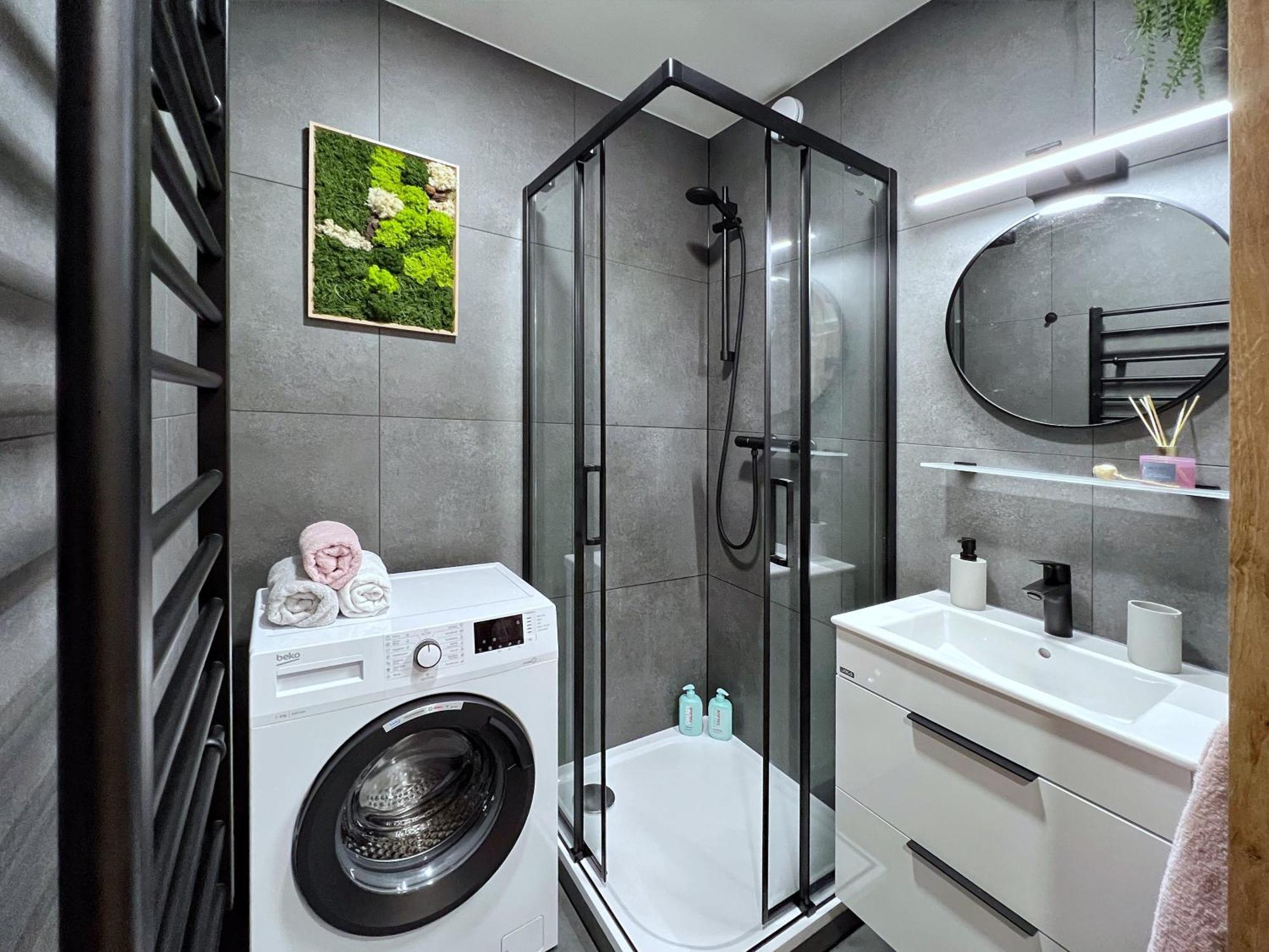 Jana's Wow Apt, 3 Room, Free Parking, 15'airpt, 25'city Apartment *